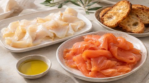 Salmón y bacalao ahumados servidos con pan tostado