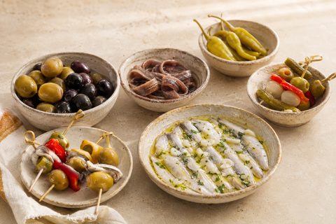 Anchoas servidas con boquerones, aceitunas, piparras y banderillas