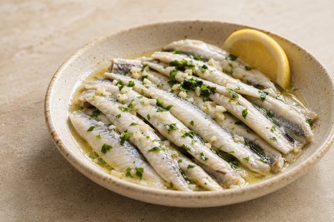 Boquerones en vinagre con ajo y perejil listos para servir
