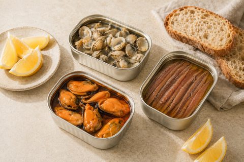 Conservas abiertas de mejillones, berberechos y anchoas